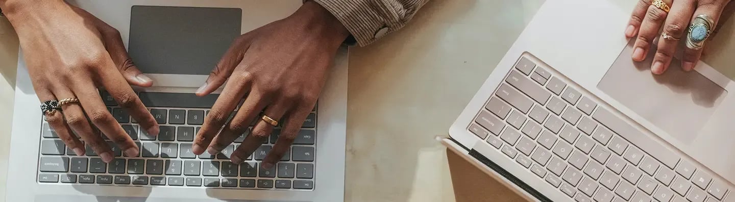 Freelancer am Laptop.