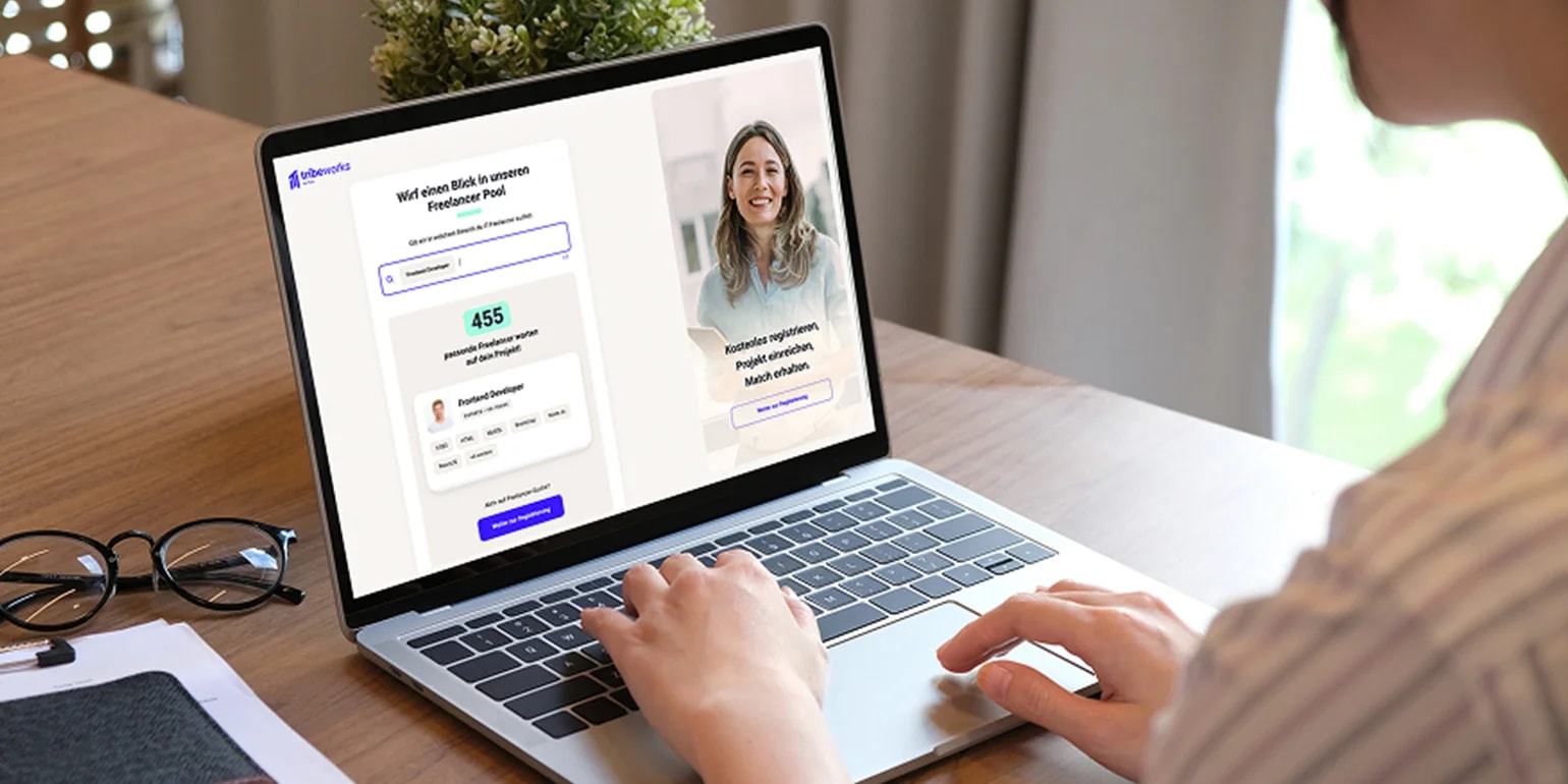 Person arbeitet am Laptop und sieht sich auf der Freelancer‑Plattform tribeworks einen Überblick über verfügbare Freelancer‑Profile an.
