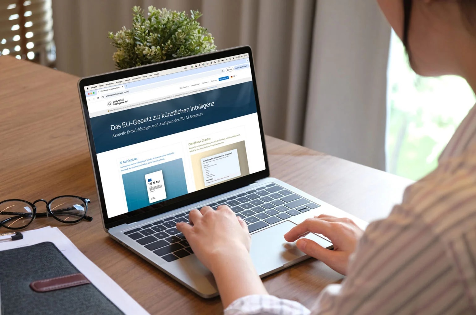 Person arbeitet am Laptop mit einer Webseite zum EU KI Act, der rechtliche Regelungen für den Einsatz von künstlicher Intelligenz zeigt.