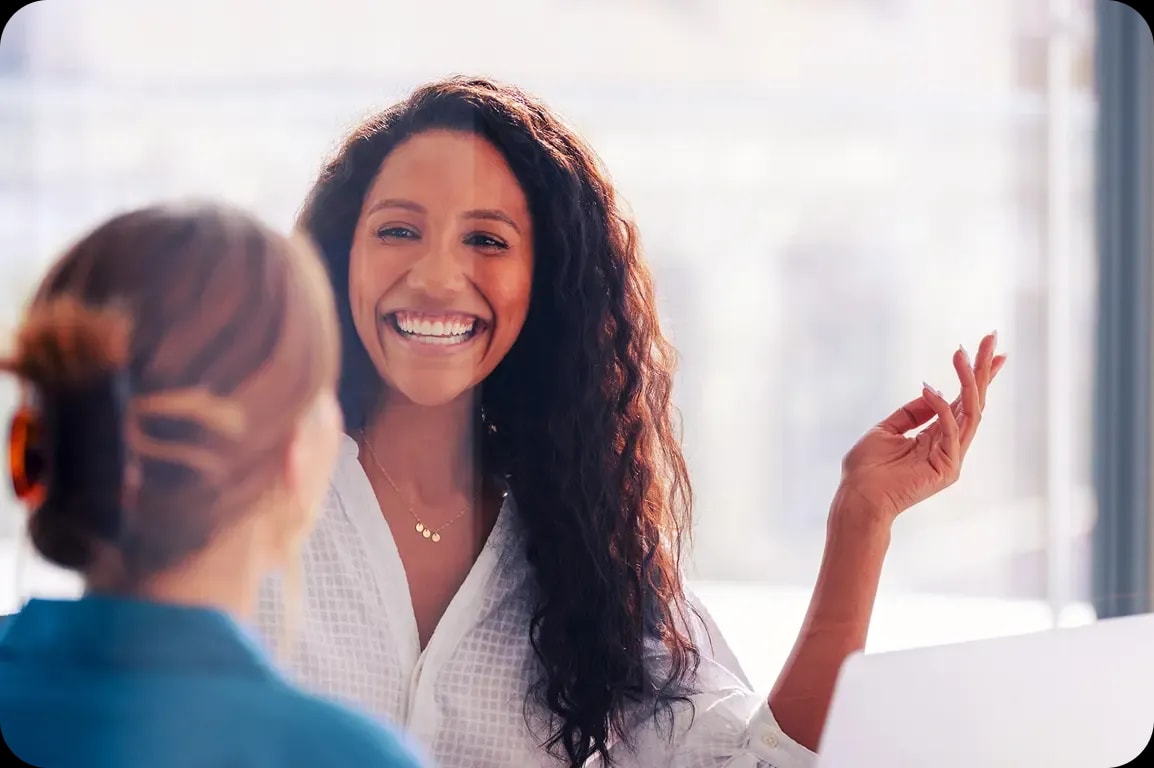 Beratungsgespräch in moderner Umgebung als visuelle Darstellung für Zusammenarbeit auf einem Freelancer IT Portal.