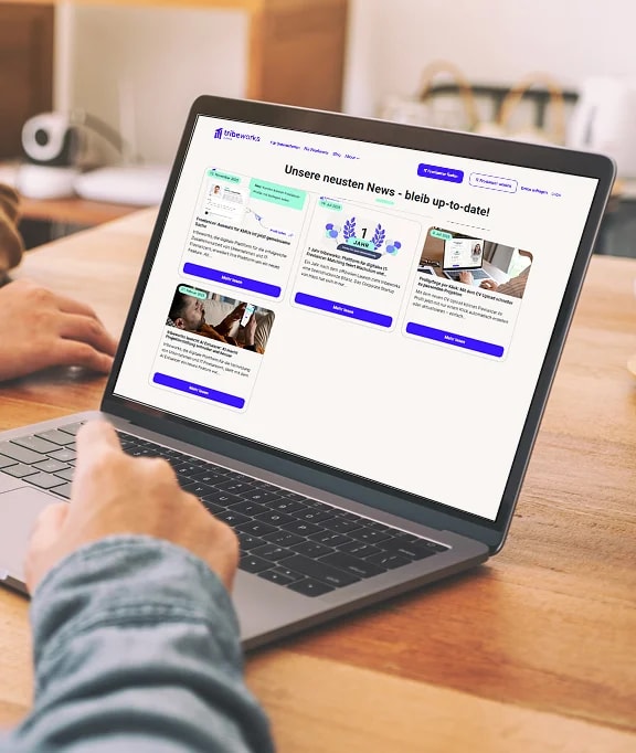 Laptop mit geöffneter Plattform‑Übersicht und News‑Bereich eines Freelancer IT Portals: