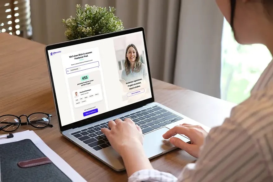 Mockup der tribeworks‑Plattform mit Hinweis auf einen Pool von 455 verfügbaren Freelancern für Projekte.