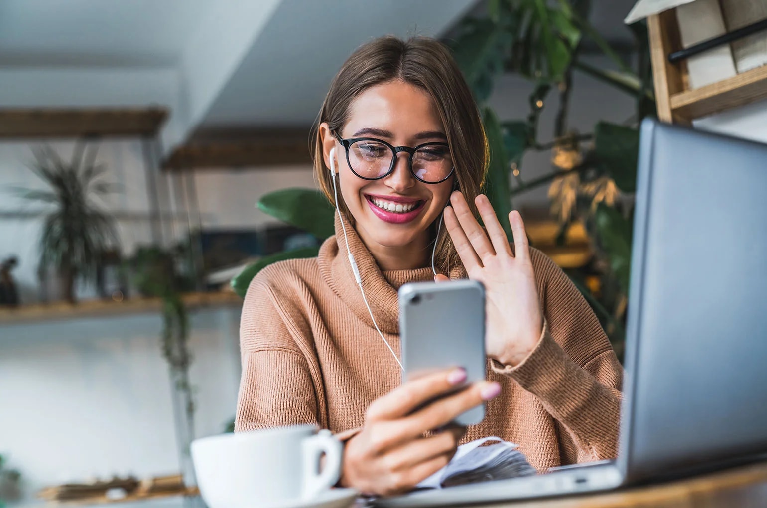 Arbeitende Person im Homeoffice am Laptop und Smartphone – Symbolbild zur Frage was ist eine freelancer und zur flexiblen, selbstständigen Arbeit.