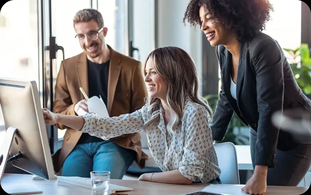 Zusammenarbeit mehrerer Personen an einem Bildschirm in moderner Büroumgebung als Symbol für Projektabstimmung auf einer Freelancer Plattform in Deutschland.