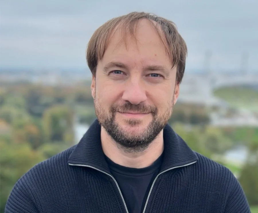 Auf dem Bild ist ein Mann zu sehen, der als Freelancer tätig ist.
