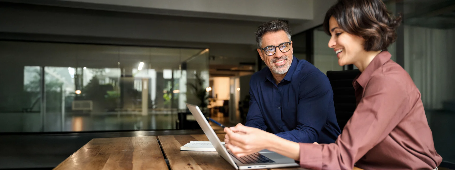 Personen arbeiten gemeinsam an einem Laptop und besprechen Anforderungen zur Suche nach passenden Freelancern für ein Projekt