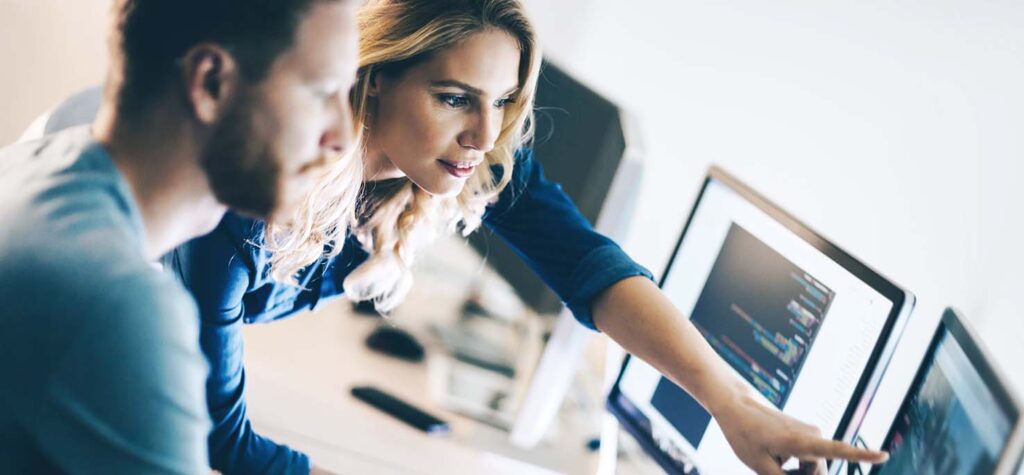IT Freelancer sprechen über ein IT-Projekt